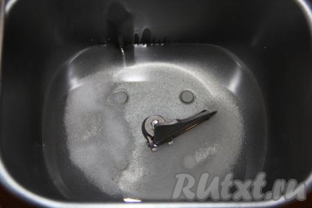 Влить воду комнатной температуры в ведёрко хлебопечки, всыпать соль и сахар.