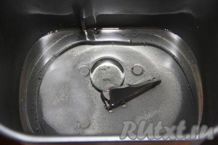 Сюда же влить и растительное масло.