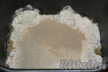 Затем всыпать дрожжи и выставить режим "Белый хлеб" или "Основной" (в моей хлебопечке такой режим занимает 3 часа 10 минут). В процессе замеса заглянуть в хлебопечку, если тесто сильно подлипает к стенкам и не собирается в ком, добавить дополнительный объём муки (я добавила 3 столовые ложки муки).&nbsp;