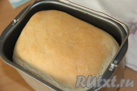 После звукового сигнала вытащить ведёрко с хлебом из хлебопечки и оставить на столе на 10 минут.