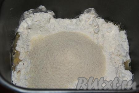 Далее всыпать в ведёрко манку и 400 грамм муки.&nbsp;