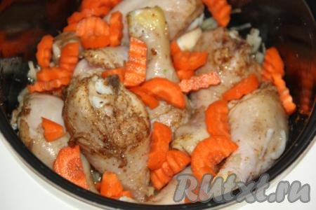 Морковь почистить, нарезать любым способом (я нарезала полукружочками, можно натереть на тёрке), выложить в чашу мультиварки и обжарить, иногда перемешивая, в течение 5 минут.