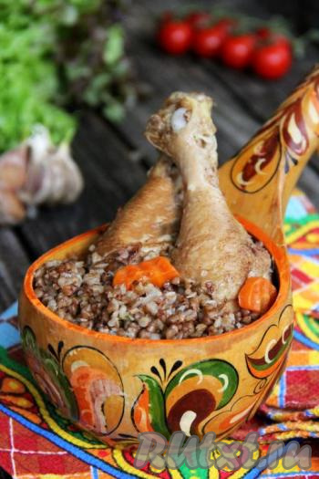 Куриные ножки получаются очень сочными, они отлично сочетаются с рассыпчатой, ароматной гречкой, которая готовилась вместе с мясом в мультиварке, в результате у вас будет наивкуснейшее блюдо, которое точно понравится всей семье!