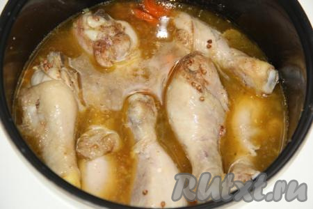 Влить горячую воду и аккуратно перемешать. Курочка пусть будет сверху.