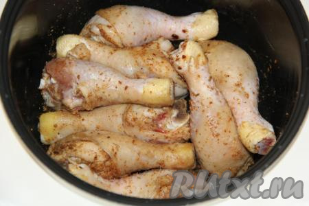 Обжарить голени со всех сторон до золотистого цвета.&nbsp;