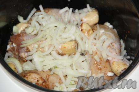 Лук почистить, нарезать тонко&nbsp;(полукольцами) и выложить к обжаренным куриным ножкам. Готовить лук с куриным мясом минут 5, периодически аккуратно перемешивая.