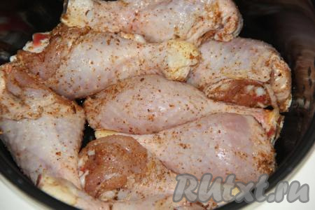 Влить в чашу мультиварки, примерно, 3 столовые ложки растительного масла. Выставить режим "Жарка". Выложить плотно куриные ножки.