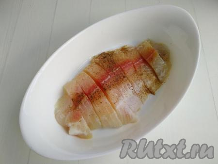 Форму для запекания смазать растительным маслом. Выложить нарезанные полоски филе&nbsp;пангасиуса.