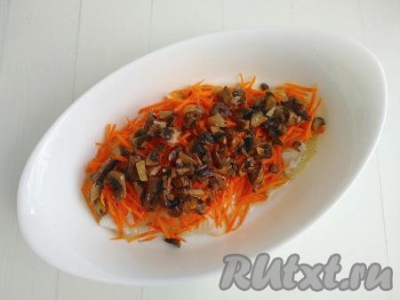 Я дополнительно добавила к овощам ещё шампиньоны,&nbsp;обжаренные с луком, но если у вас нет грибов, то можете просто добавить нарезанный лук. На отдельной сковороде обжарить в течение 2-3 минут очищенный и нарезанный лук, затем выложить нарезанные шампиньоны и обжарить их с луком минут 5-7 (до мягкости грибов), затем, сняв с огня, дать остыть.&nbsp;Выложить грибы с луком на морковь. Слой посолить и поперчить.