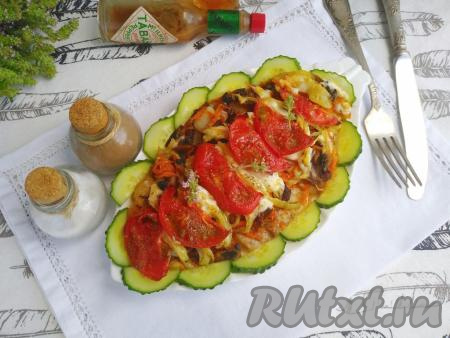 Филе пангасиуса&nbsp;с овощами достать из духовки, аккуратно переложить на тарелку, украсить по своему вкусу. Я украсила&nbsp;нарезанным огурцом и цветами чабреца. Это вкусное, сочное блюдо эффектно смотрится и подойдёт для подачи и на праздничный, и на повседневный стол.