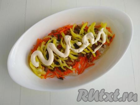 Нанести майонез, распределить его по поверхности овощей с помощью ложки.