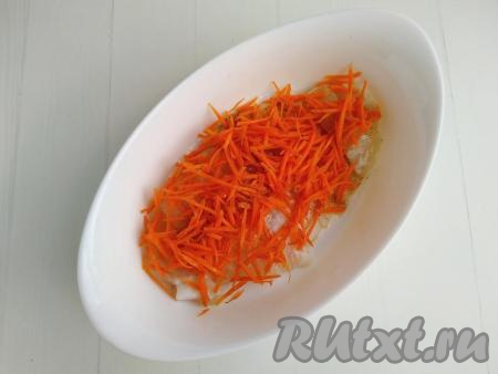 &nbsp;Очищенную морковь натереть на средней тёрке и разложить поверх рыбы.