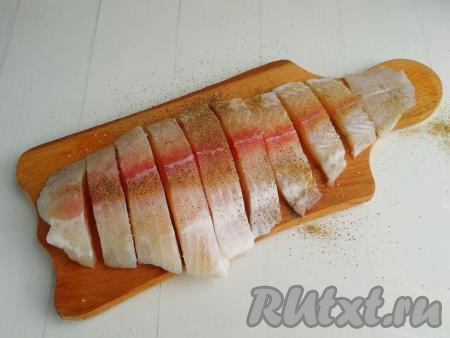 Рыбу посолить, поперчить.