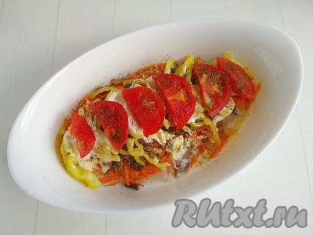 Помидор нарезать полукружочками, выложить последним слоем, посыпать прованскими травами. Запекать филе пангасиуса с овощами в разогретой духовке в течение минут 40-50 при температуре 200 градусов.