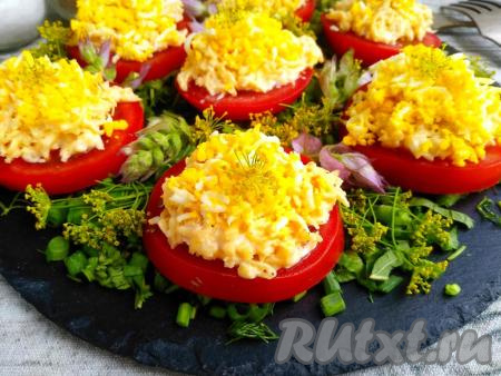 Закуска из помидоров и яиц с чесноком и сыром