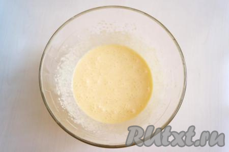 Взбить миксером желтки с маслом и сахаром  до побеления.