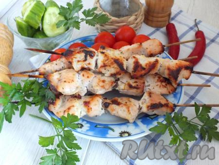 Куриный шашлык, замаринованный в кефире и приготовленный в духовке, придётся по вкусу и взрослым, и детям. Сочные кусочки птицы хорошо сочетаются с овощным салатом и томатным соусом. Приготовьте вкусный шашлык из курицы и разнообразьте этим блюдом повседневное или праздничное меню.