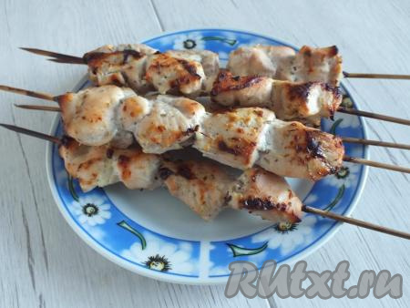 Готовый шашлык достаньте из духовки. При надрезании ножом должен выделяться прозрачный сок, без следов сукровицы. Переложите на тарелку и сразу же подавайте.