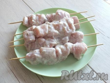 По истечении времени кусочки куриного филе насадите на деревянные шпажки. Включите духовку на 200 градусов.