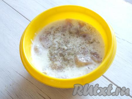 За 30 минут до окончания маринования посолите мясо, перемешайте и оставьте до окончания процесса. Я использую ароматическую соль, вы можете взять обычную крупную пищевую соль.