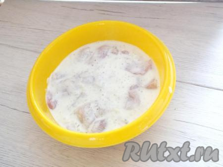 Влейте кефир и хорошо помассируйте куриное филе руками, перемешивая его с чесноком, луком и специями и втирая их в мясо. Соль не добавляйте! Прикройте миску и оставьте при комнатной температуре на 2 часа (можно оставить и в холодильнике на 4 часа). В отдельной ёмкости замочите в воде деревянные шпажки (оставьте шпажки в воде до окончания маринования куриного филе).