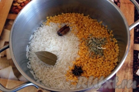 Пока курица в духовке можно приготовить гарнир из риса и чечевицы.
Чечевицу и рис промыть и соединить вместе.
Добавить корицу, бадьян, лавр, фенхель и залить водой примерно на 2 см выше уровня риса и чечевицы.