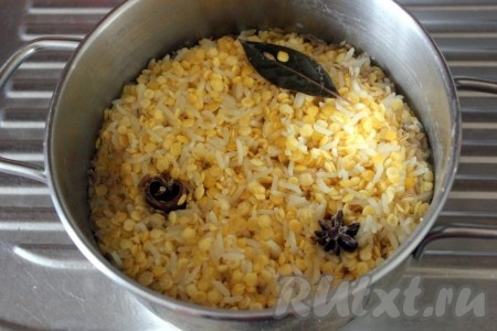 Довести до закипания и варить на слабом огне под крышкой 15-20 минут.