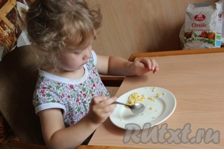 Сочетание риса и желтой чечевицы вкусное, полезное и симпатичное, всем моим нравится, даже трёхлетней дочке, которая съела всё с приятной мне скоростью.