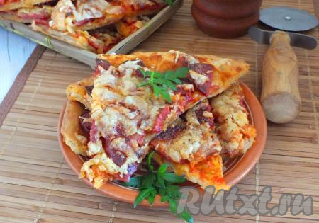 Нарежьте пиццу порционно и подавайте к любимым напиткам. Особенно хороша эта выпечка в горячем виде. Пицца на слоёном бездрожжевом тесте готовится в духовке легко и просто, с начинками вы можете экспериментировать, добавляя и убирая их по своему вкусу. Если у вас в морозилке есть слоёное тесто, обязательно испеките аппетитную, сытную пиццу по этому рецепту!