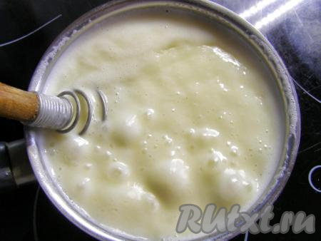 Перекладываем получившуюся сахарно-желтковую смесь в сотейник с молоком, ставим на средний огонь и, при постоянном помешивании, доводим до кипения. Когда закипит, снимаем с огня и даём молочной массе остыть до комнатной температуры. Можно поставить сотейник в ёмкость с холодной водой, чтобы молочная масса остыла быстрее.