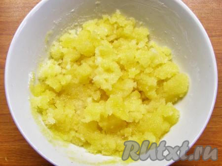 Перемешиваем желтки с сахаром и крахмалом, чтобы ингредиенты соединились (до однородности доводить необязательно).