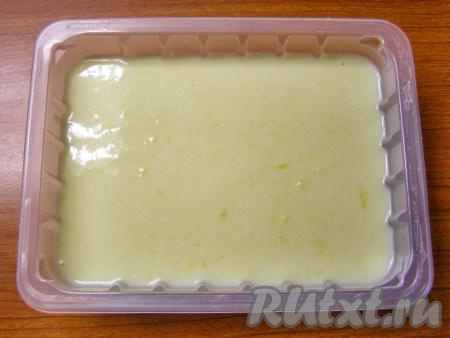 Переливаем получившуюся массу в подходящую ёмкость и убираем в морозильную камеру минимум на 4 часа. Через каждые 1,5-2 часа лимонное мороженое нужно перемешивать ложкой.