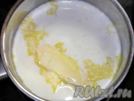 Наливаем в глубокий сотейник молоко, кладём в него масло и нагреваем, помешивая, пока масло не растает. Доводить до кипения не надо. Отставляем сотейник в сторону, чтобы молоко слегка остыло.