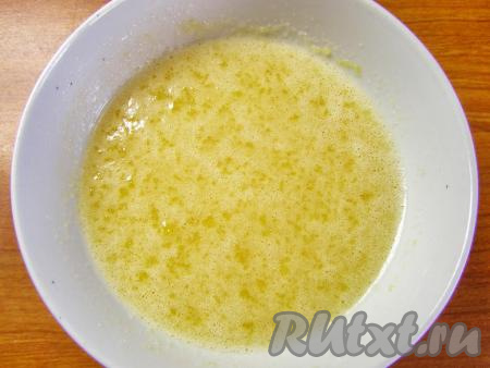 Добавляем в сахарно-желтковую смесь 2-3 столовые ложки молока с маслом и хорошо размешиваем венчиком. Смесь должна получиться без комочков.