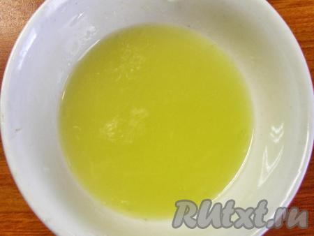 Из лимона выжимаем сок, можно его процедить через марлю, чтобы избавиться от косточек.