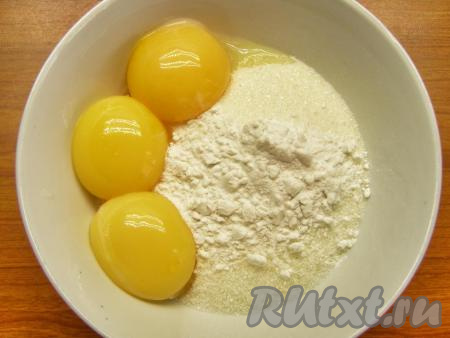 Отделяем желтки от белков. В миску пересыпаем сахар, добавляем желтки и крахмал. Белки выбрасывать не надо, их можно убрать в морозилку и позже использовать для приготовления другого блюда, например, безе.