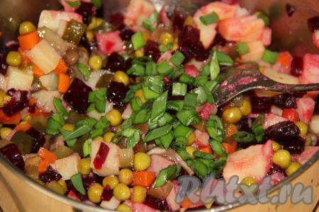 Зелёный лук (или очищенный репчатый лук) вымыть и мелко нарезать, добавить в винегрет, посолить по вкусу и заправить маслом, тщательно перемешать.