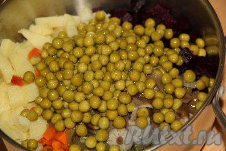 Винегрет можно подать двумя вариантами, в салатнике, перемешав все ингредиенты сразу, и для праздничного стола, выложив все ингредиенты полосками. Для первого варианта: соединить нарезанные свеклу, морковь, картошку, огурцы и грибы, добавить горошек.