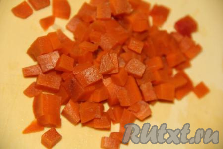 Морковь нарезать на кубики такого же размера, как нарезаны свекла и картофель.