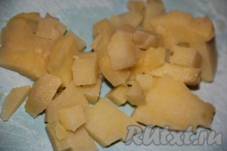 Картофель тоже нарезать на средние кубики.