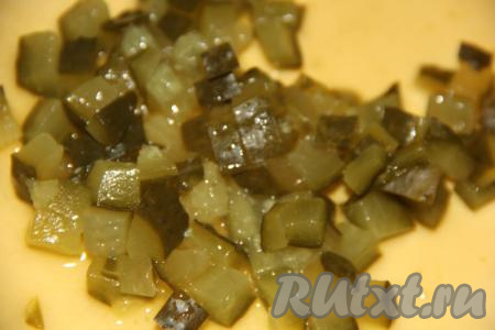 Огурчики тоже нарезать на кубики такого же размера. Все овощи для винегрета желательно&nbsp;нарезать, примерно, одинаково.