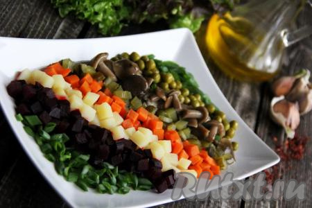 Вот такая яркая подача получилась. Такой винегрет с грибочками станет украшением любого праздничного стола.