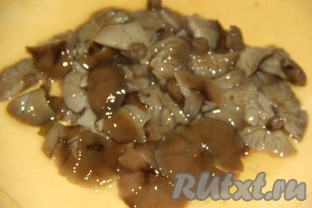 Если грибочки мелкие, то добавить в винегрет их можно целиком. Если грибы крупные, то их нужно нарезать помельче.