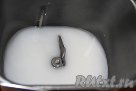 Влить в ведёрко хлебопечки тёплую воду и молоко. Температура воды и молока не должна быть выше 40 градусов. Добавить соль и&nbsp;сахар.