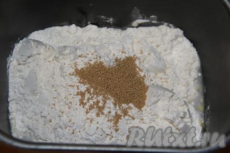 Всыпать муку и сухие дрожжи, выставить режим хлебопечки "Основной" или "Белый хлеб", в моей помощнице по времени это занимает 3 часа 20 минут.