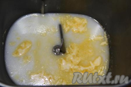 Сливочное масло размягчённое при комнатной температуре (или растопленное негорячее масло) тоже добавить в ведёрко.