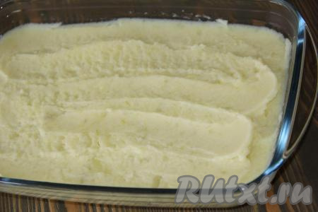 Переложить картофельное пюре в жаропрочную форму и разровнять.