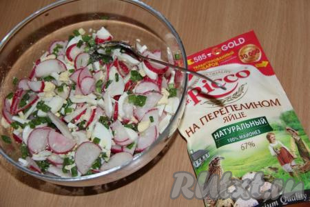 Перемешать салат, а непосредственно перед подачей заправить майонезом (или сметаной).