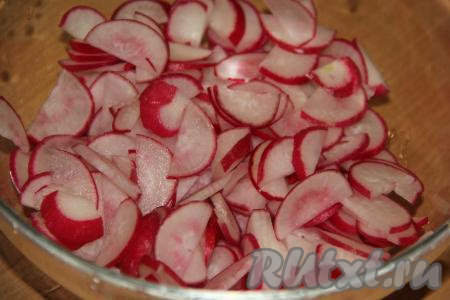 Нарезать редиску на тонкие полукружочки (или ломтики).