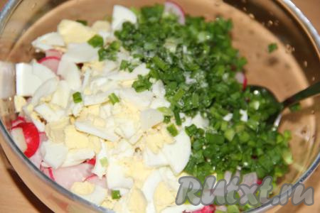 Добавить зелёный лук в салат из редиски и варёных яиц, посолить его по вкусу.